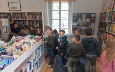 Posjet 2.b i 2.c razreda dječjem odjelu Gradske knjižnice Metel Ožegović