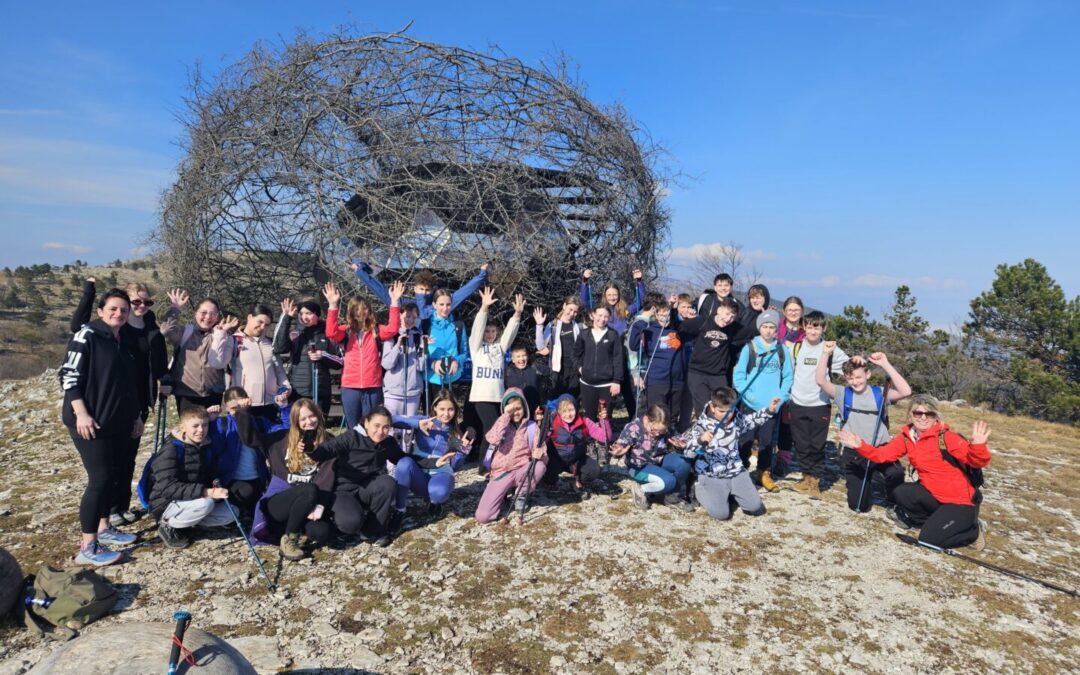 Uspon na Kremenjak – iz magle u sunce i mirise proljeća